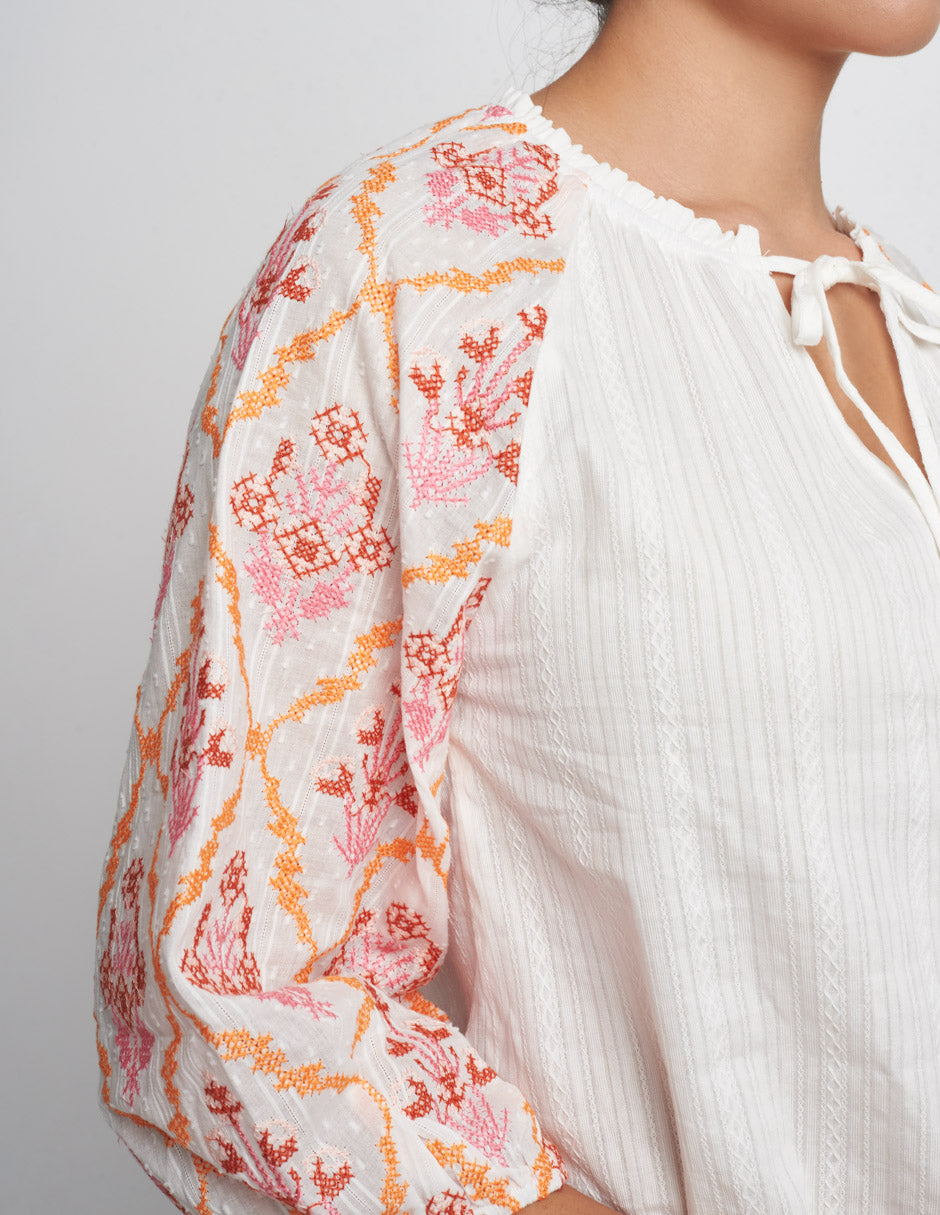 Blusa para mujer de tela de algodón y rayóncolor blanco con bordado en las mangas 3/4