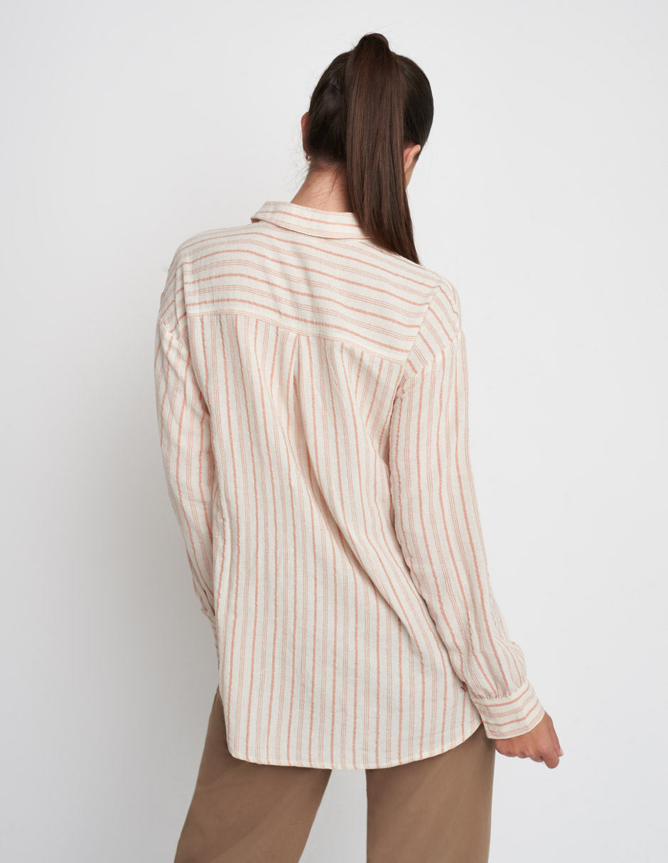 Camisa para mujer de tela de algodón lino en color hueso con líneas salmón