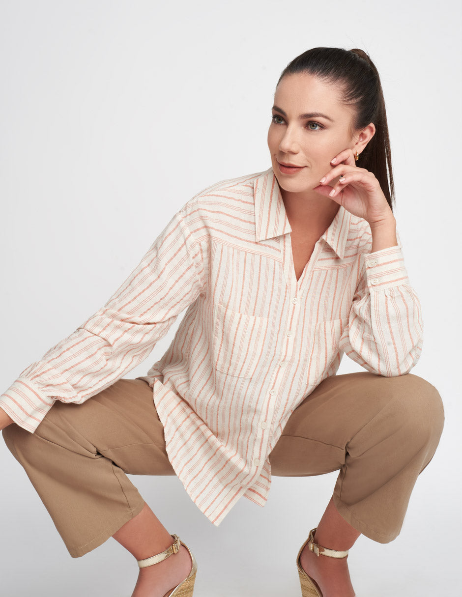 Camisa para mujer de tela de algodón lino en color hueso con líneas salmón