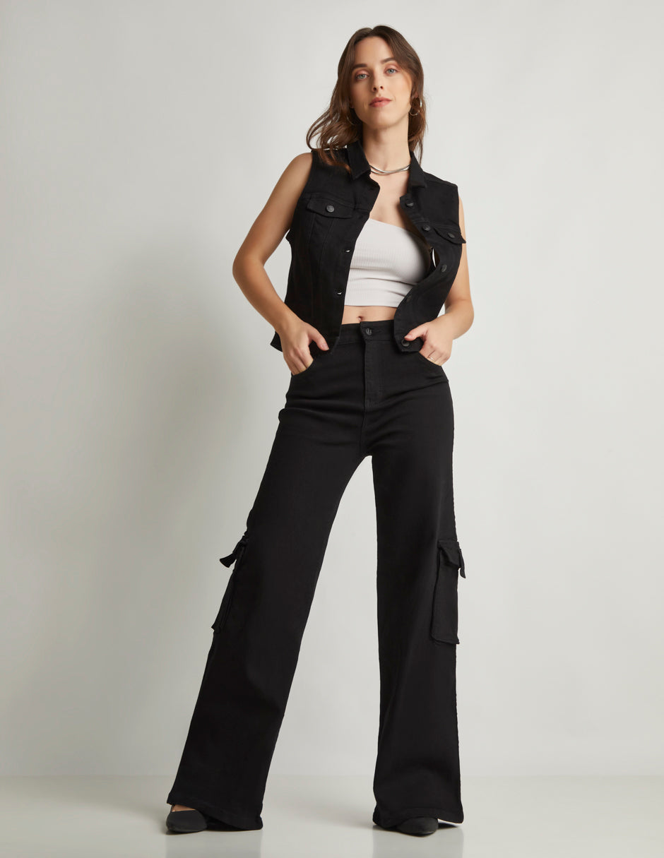 Jeans Corte Recto en Mezclilla Stretch Color Negro con Tiro Alto y Bolsas Cargo Habilitadas