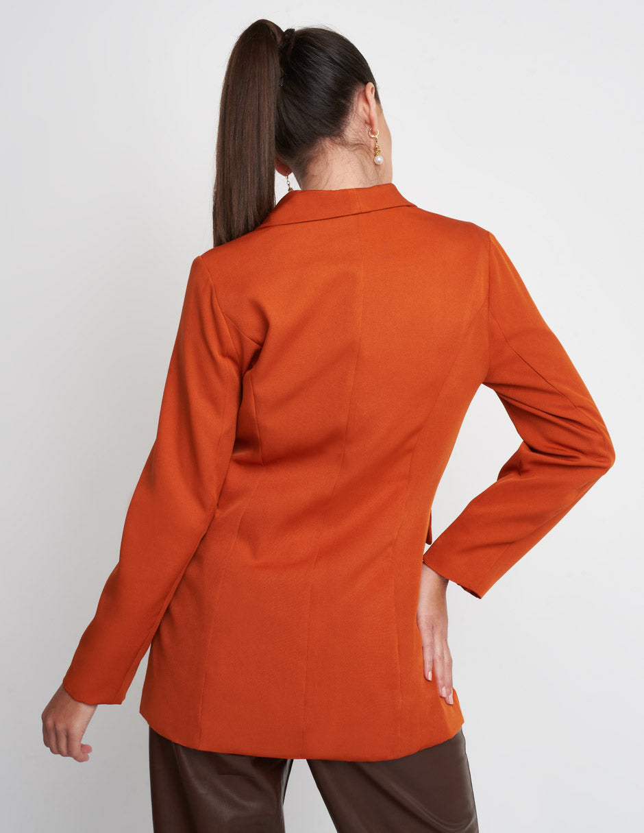 Saco para mujer de tela piel de durazno en color naranja largo es por debajo de la cadera