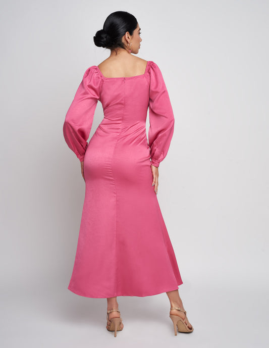 Vestido largo para mujer de tela satinada en color rosa mangas largas con detalle de resorte en los puños