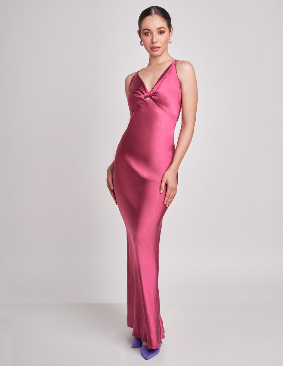 Vestido Largo Satinado: Cruzando Barreras con Estilo