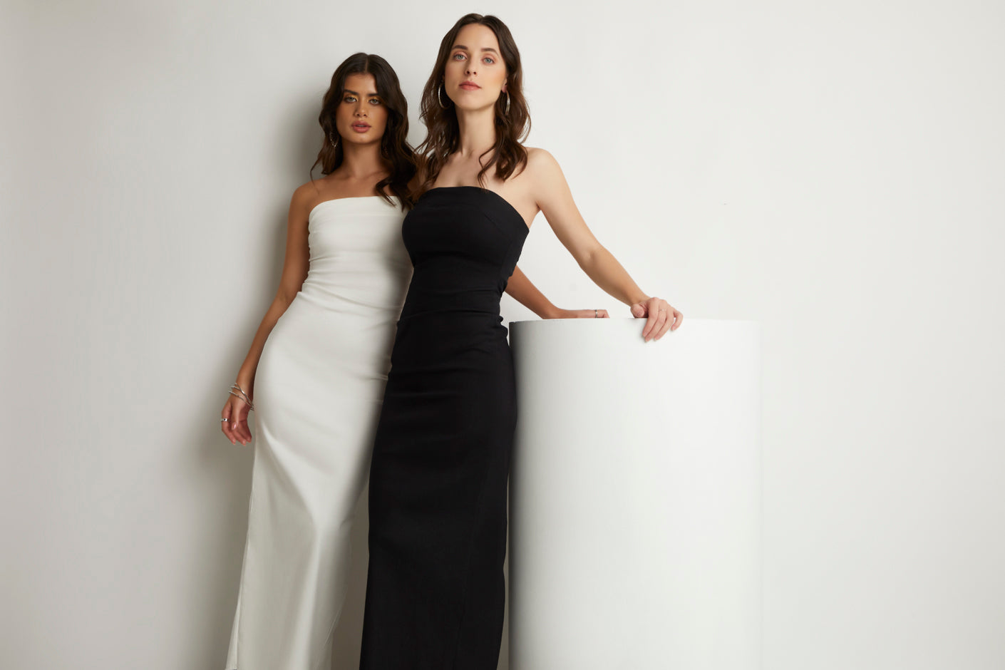 Vestido Strapless Midi de Mezclilla Stretch con Pinzas en Busto y Cierre Metálico en Espalda Color Blanco