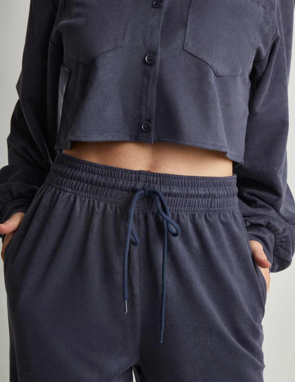 Conjunto en Tela Aterciopelada: Camisa Corta con Manga Larga y Botones Habilitados, Pantalón Jogger con Elástico Color Azul