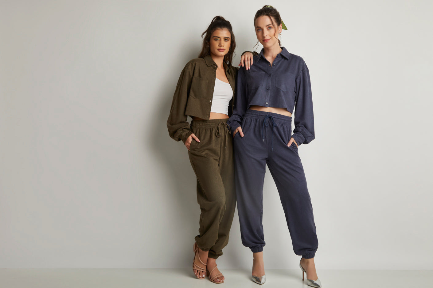 Conjunto en Tela Aterciopelada: Camisa Corta con Manga Larga y Botones Habilitados, Pantalón Jogger con Elástico Color Azul