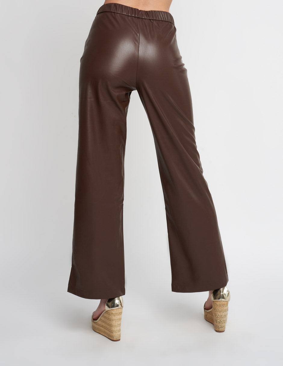 Pantalón para mujer de Vinipiel en color café tiro alto.