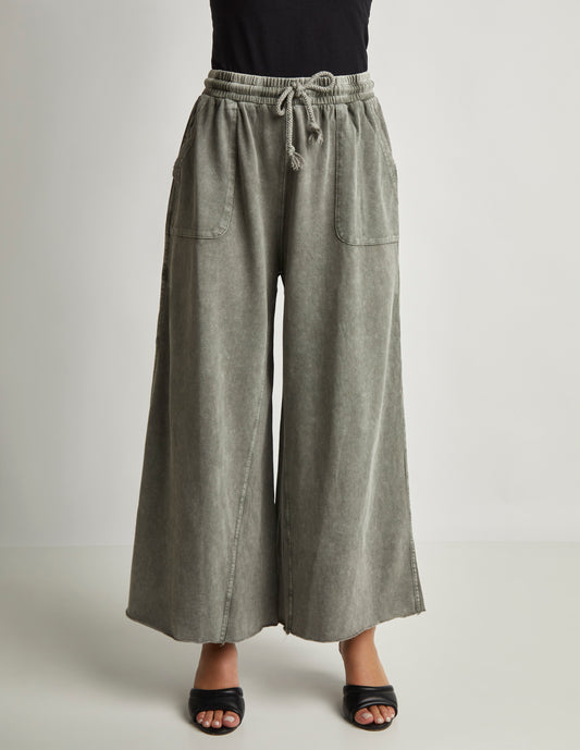 Pantalón Wide Leg en Tela Stretch Color Gris con Elástico en Cintura – Cómodo y Versátil