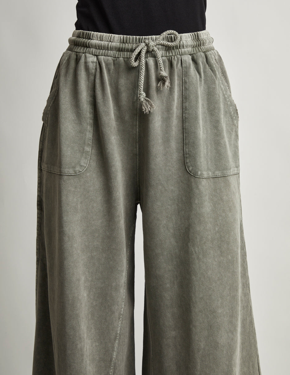 Pantalón Wide Leg en Tela Stretch Color Gris con Elástico en Cintura – Cómodo y Versátil