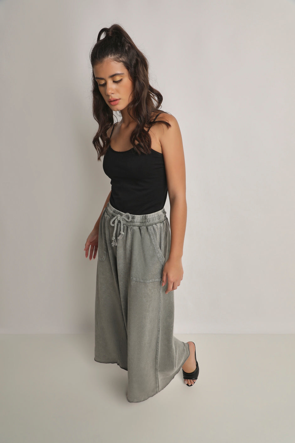 Pantalón Wide Leg en Tela Stretch Color Gris con Elástico en Cintura – Cómodo y Versátil