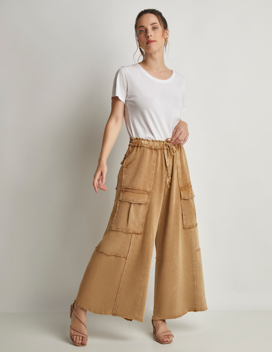 Pantalón Wide Leg en Tela Stretch Color Camel con Elástico en Cintura y Bolsas Cargo – Cómodo y Funcional