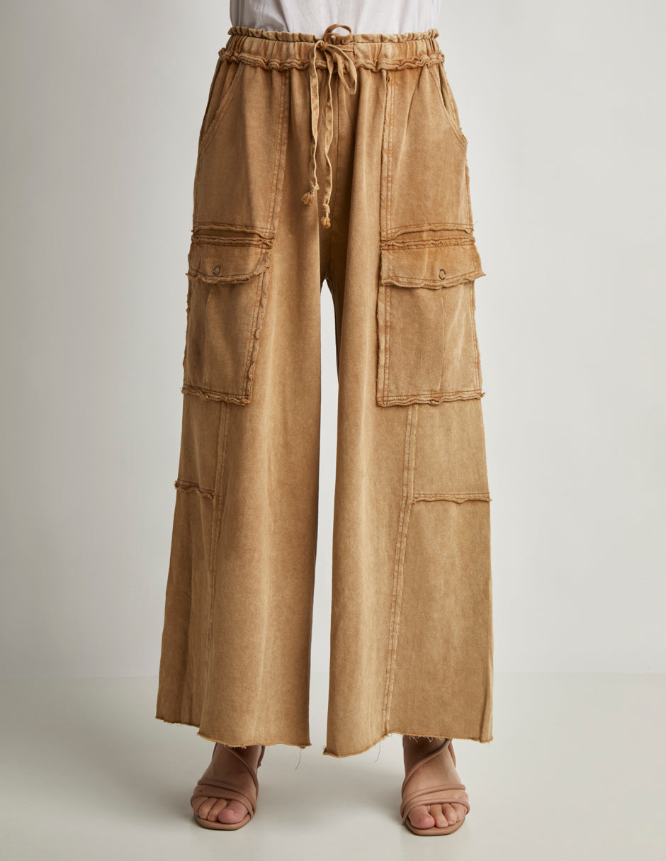 Pantalón Wide Leg en Tela Stretch Color Camel con Elástico en Cintura y Bolsas Cargo – Cómodo y Funcional