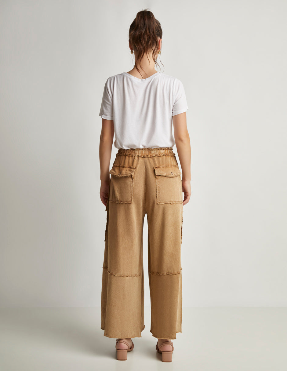 Pantalón Wide Leg en Tela Stretch Color Camel con Elástico en Cintura y Bolsas Cargo – Cómodo y Funcional