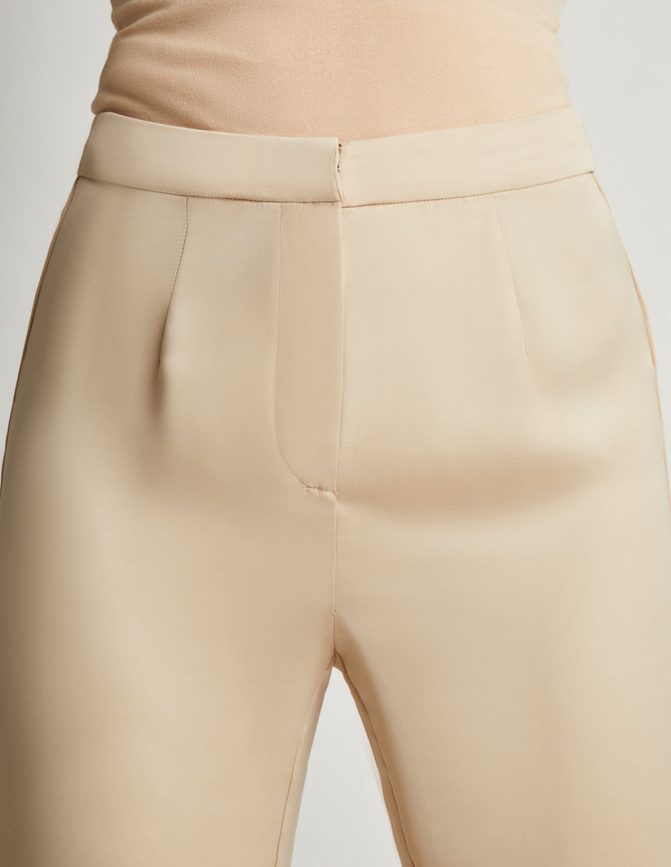 Pantalón Tiro Alto en Corte Campana de Tela Satinada con Pinzas para Ajuste y Cierre en Pretina Color Beige