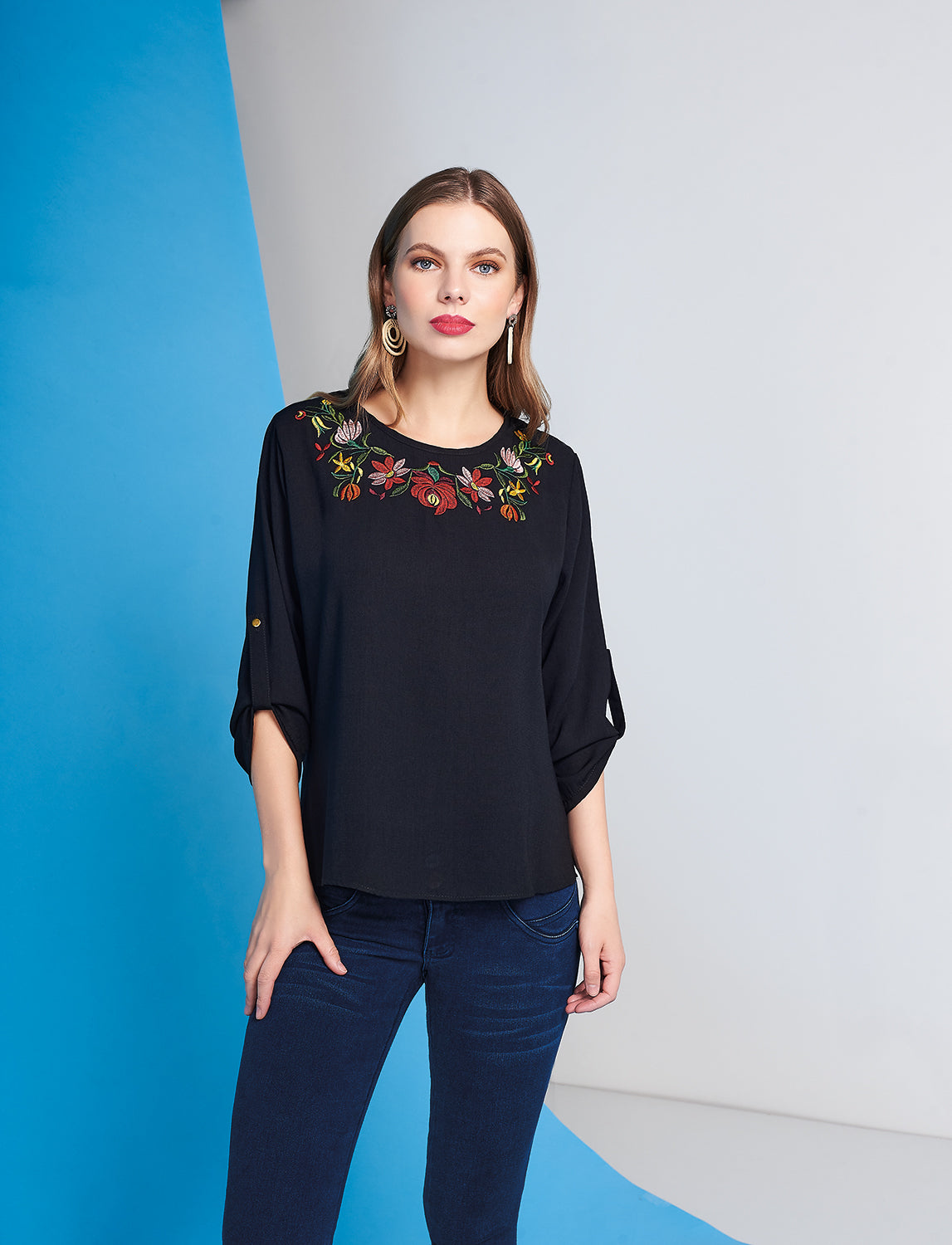 Blusa Negra Ligera con Elegante Bordado y Manga 3/4