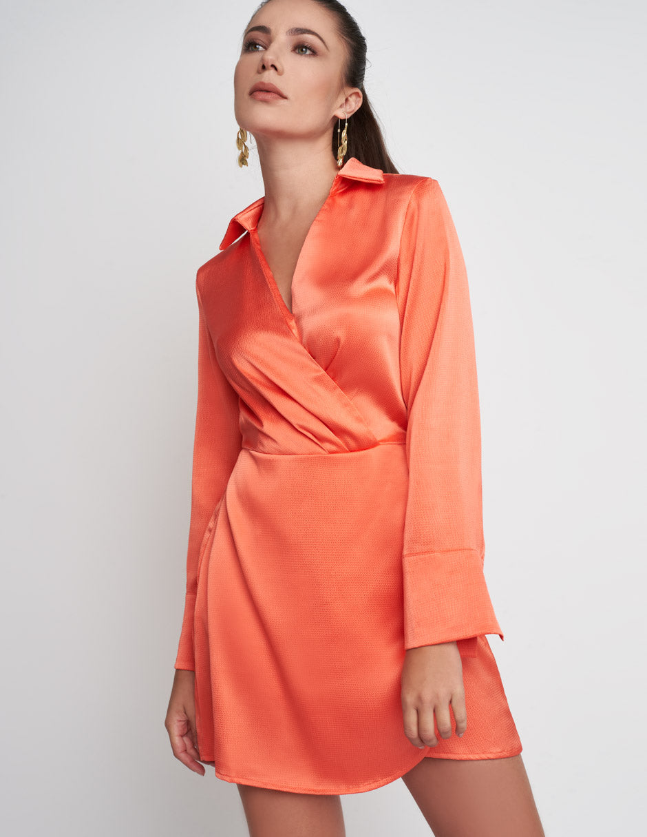 Vestido corto para mujer en tela satinada en color naranja cuello en corte v cruzado