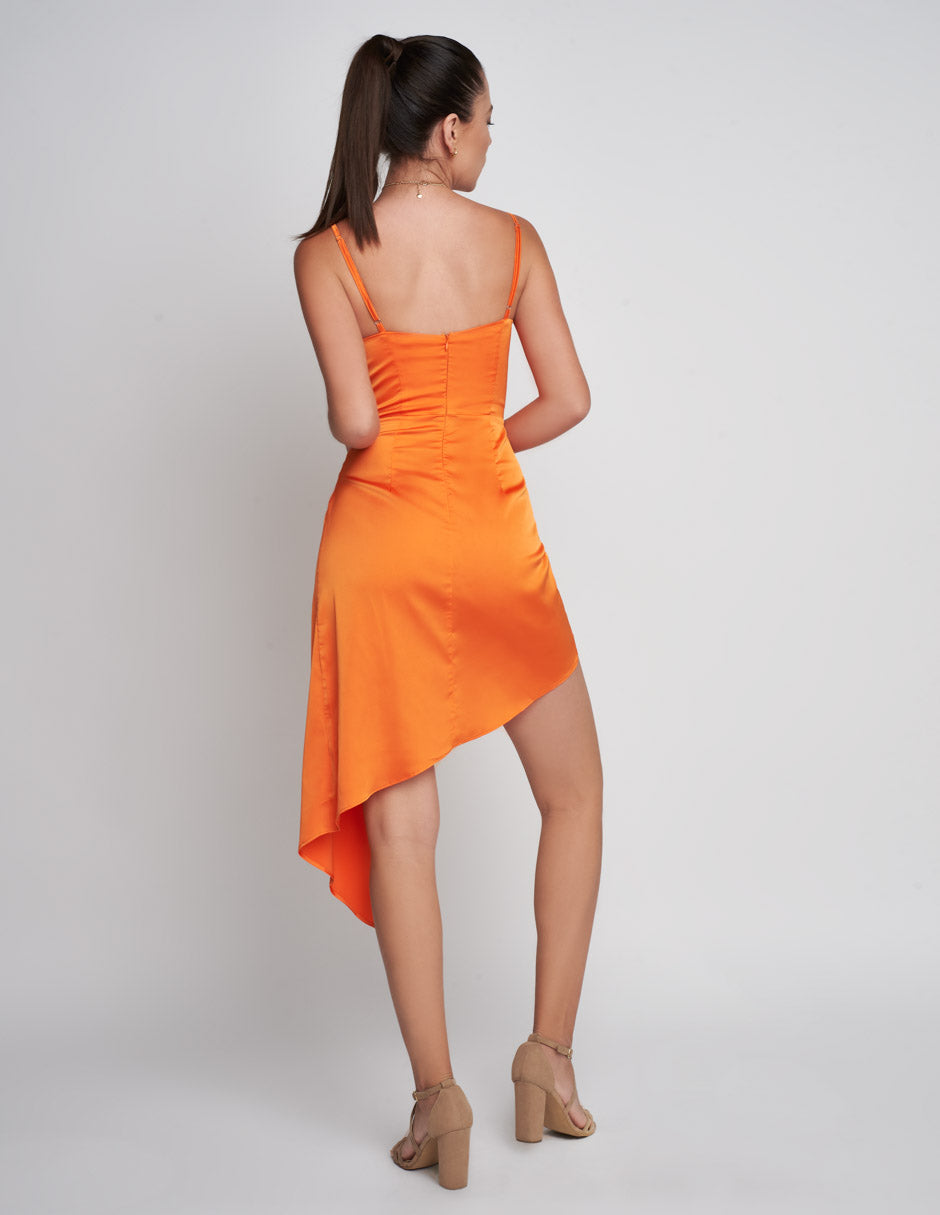 Vestido corto para mujer en tela satinada en color naranja con una falda asimétrica