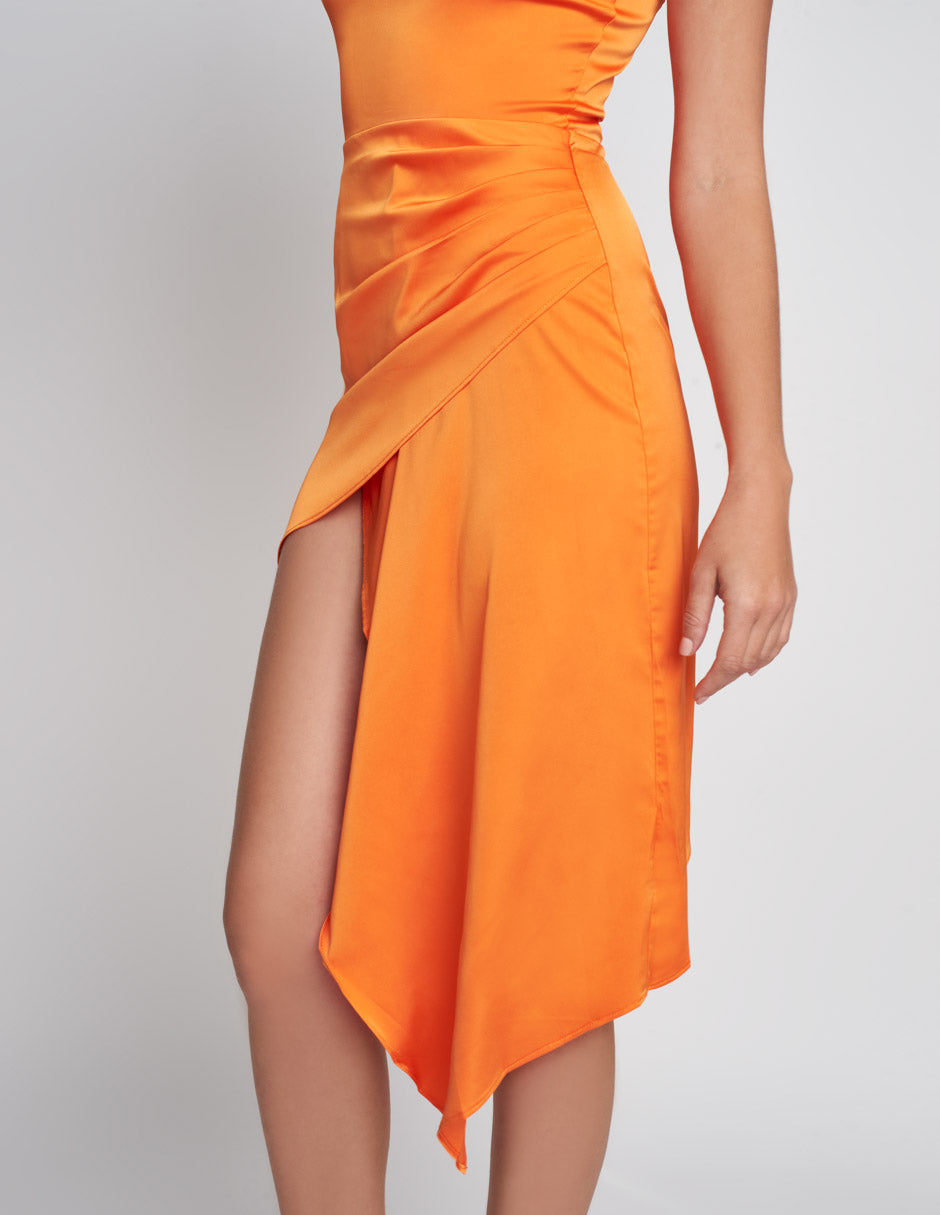 Vestido corto para mujer en tela satinada en color naranja con una falda asimétrica