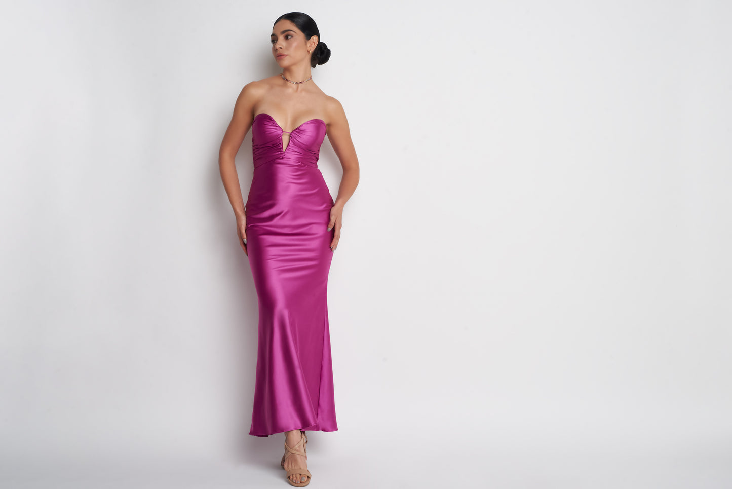 Vestido Devendi elegante maxi en tela satinada en color morado strapless