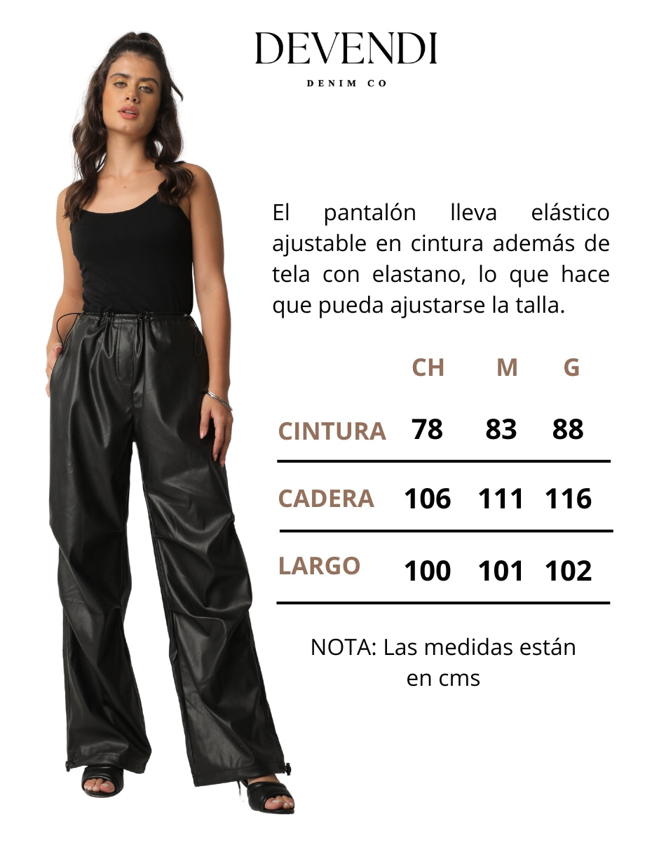 Pantalón en Tela Vinipiel con Tiro Alto y Elástico en Cintura, Corte Wide Leg Convertible a Jogger con Elástico Ajustable en Tobillo Color Negro