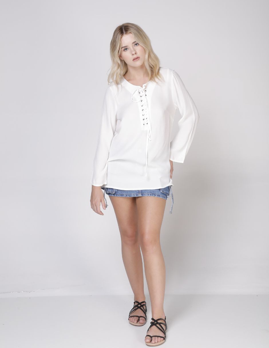 Blusa Blanco: Tela Ligera, Cuello Redondo, Cordones Decorativos