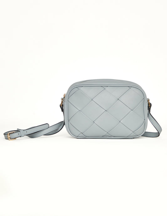 Bolsa crossbody tejida en color azul cielo