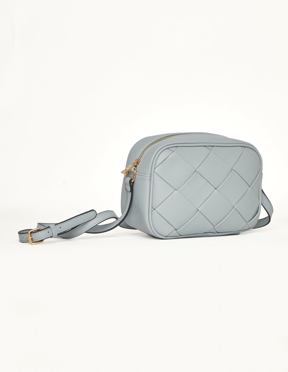 Bolsa crossbody tejida en color azul cielo