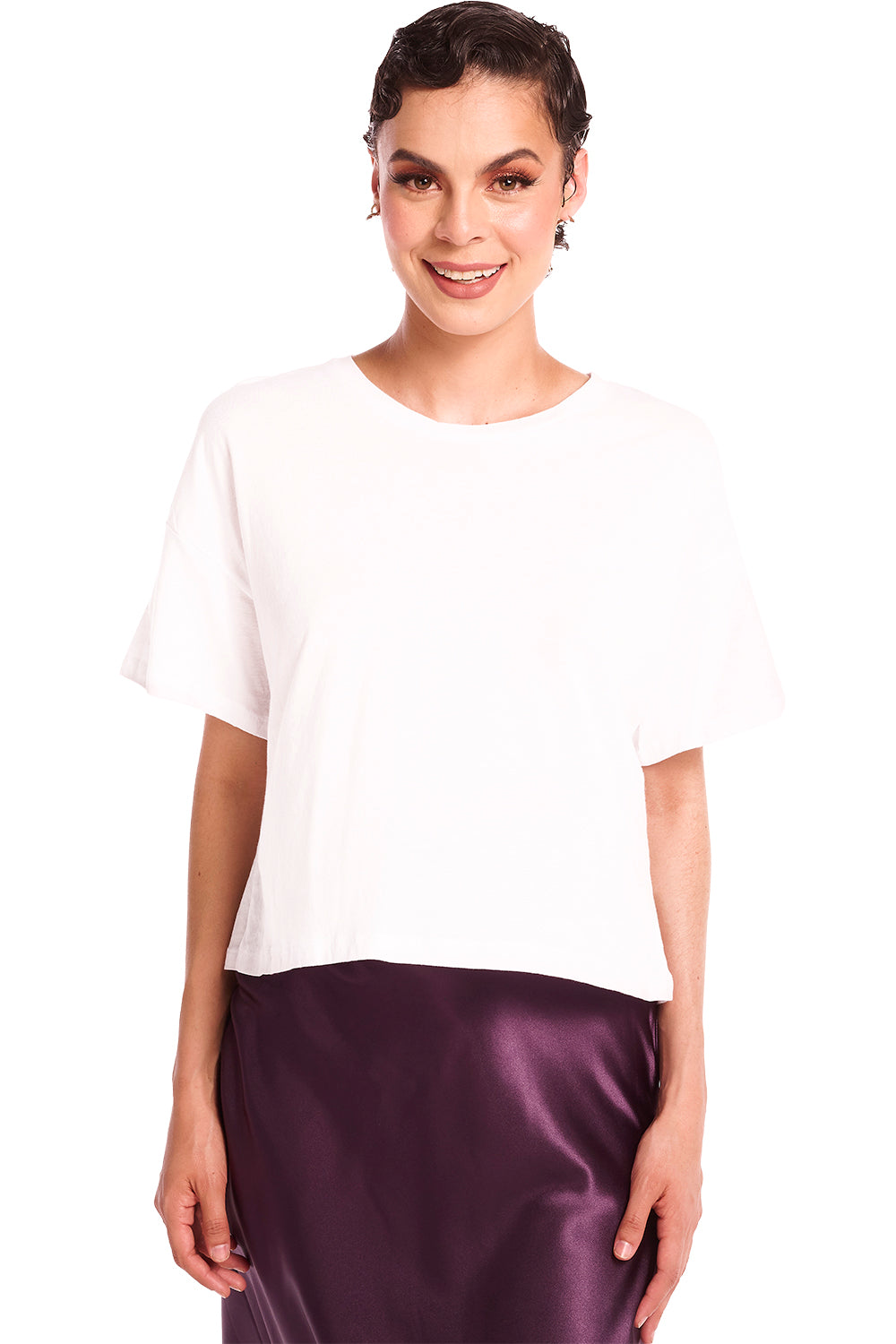 Blusa Corta Blanca Básica: Tela Ligera, Manga Corta, Cuello Redondo