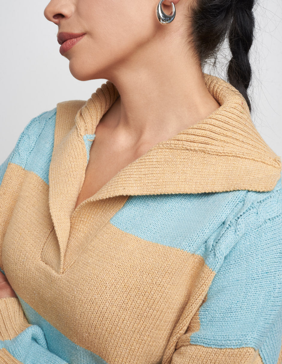 Suéter para mujer de tejido de punto en color beige con rayas, con cuello v y largo es por debajo de la cadera